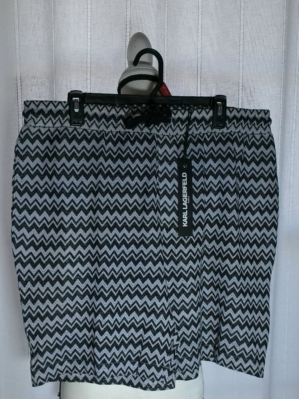 KARL LAGERFELD NWT Men's Elastic Drawstring Waist Gray & Black Print Shorts L